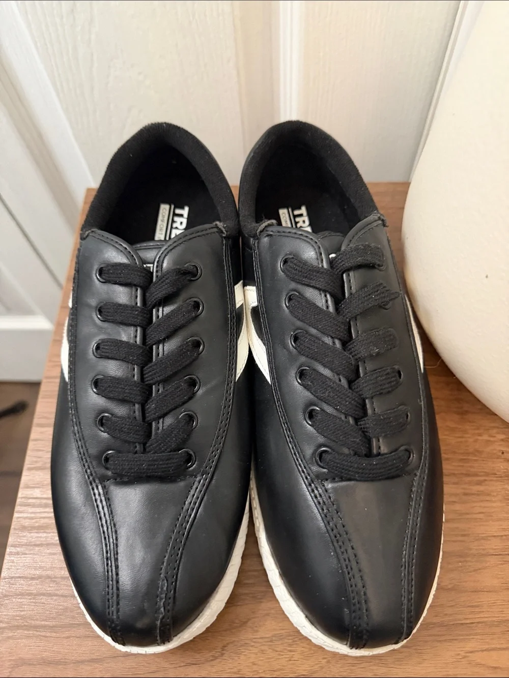 Tretorn Nylite Black White Retro Sneakers Women’s Size 7.5